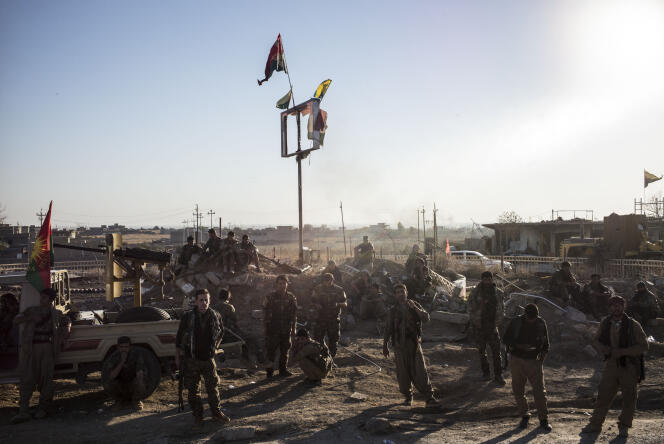 Des combattants kurdes, à Sinjar, vendredi 13 novembre.