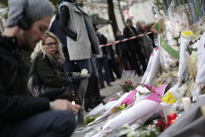 Le 14 novembre 2015, des fleurs et des bougies sont placées près du Bataclan, dans le 11e arrondissement de Paris.