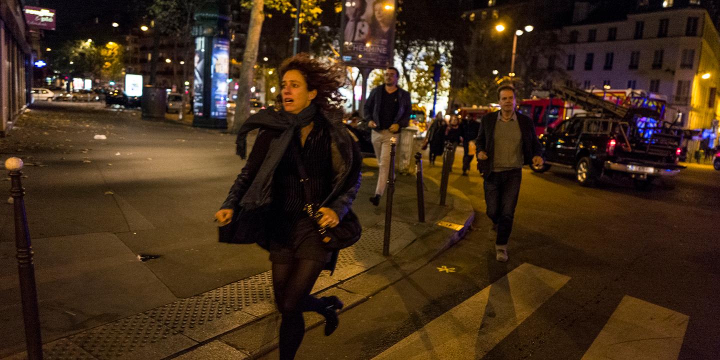 Bataclan Attentat Photo Choc - Video Pendant Le Carnage Au Bataclan La Fuite Des Victimes