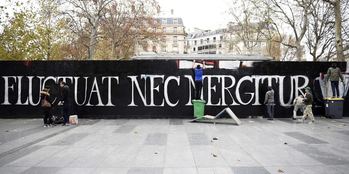 Sed Fluctuat Nec Mergitur Traduction En Français