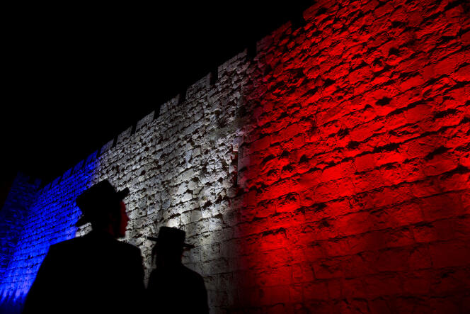 Les remparts de la vieille ville de Jérusalem ont été illuminés en bleu, blanc et rouge au lendemain des attaques terroristes qui ont frappé la France.