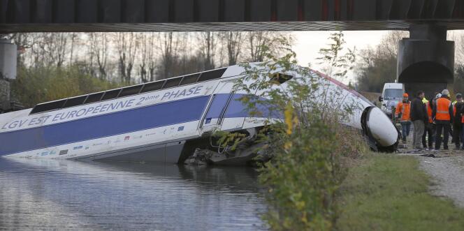 Sur les lieux de l’épave du train d’essai TGV qui a déraillé et s’est écrasé, le 14 novembre 2015, tuant onze personnes, dans un canal à l’extérieur d’Eckwersheim, près de Strasbourg. Ici, le 15 novembre 2015.
