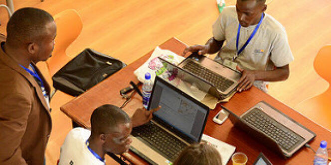 L'équipe de géolocalisation,  chargée de placer les alertes sur la carte en ligne, lors de l' élection présidentielle kényane de 2013.