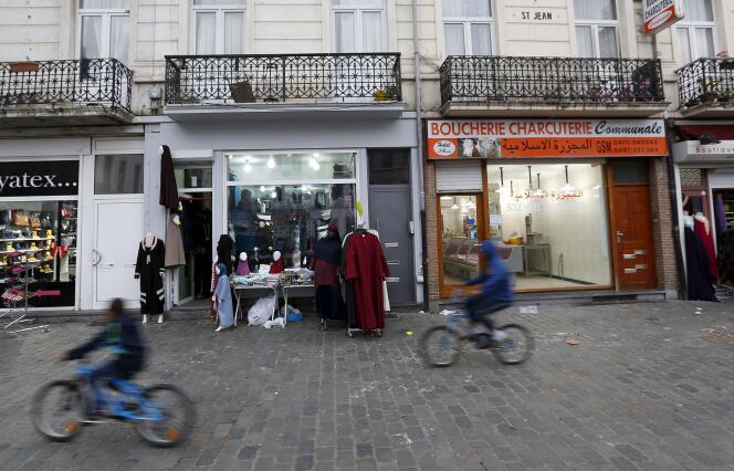 Des boutiques dans le quartier de Molenbeek à Bruxelles en Belgique le 15 novembre 2015.