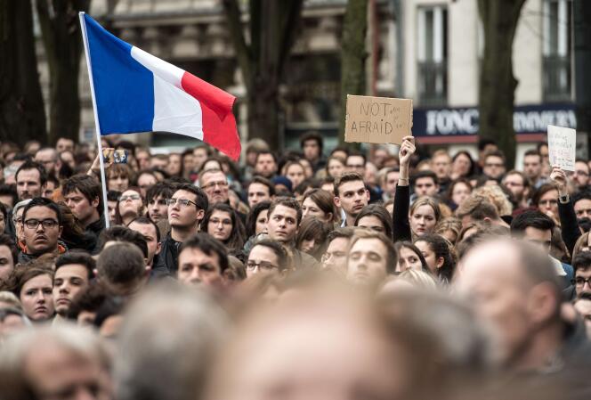 Minute de silence en hommage aux victimes des attentats de Paris, le 16 novembre à Lille.