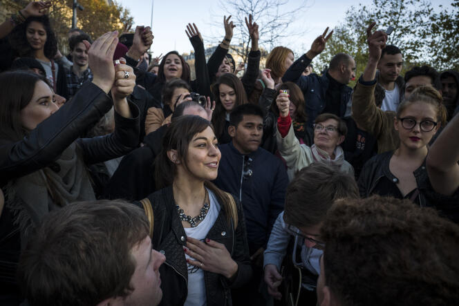 Des jeunes chantent place de la République à Paris, le 15 novembre.
