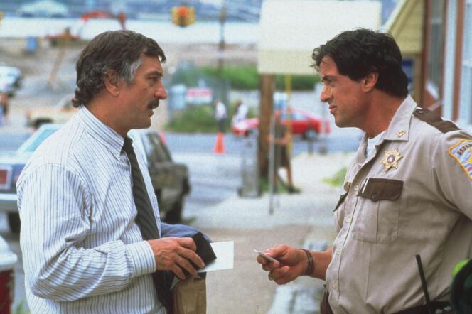 Moe Tilden (Robert de Niro) convainct le shérif Freddy Heflin (Sylvester Stallone) de remettre sa ville dans le droit chemin.