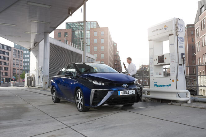Une Toyota Mirai fait le plein dans une station publique de recharge d'hydrogène, en Allemagne.