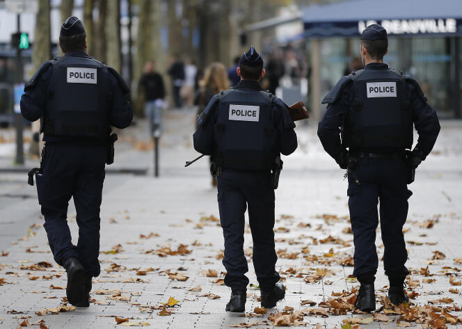 Des policiers sur les Champs-Elysées, le 17 novembre.