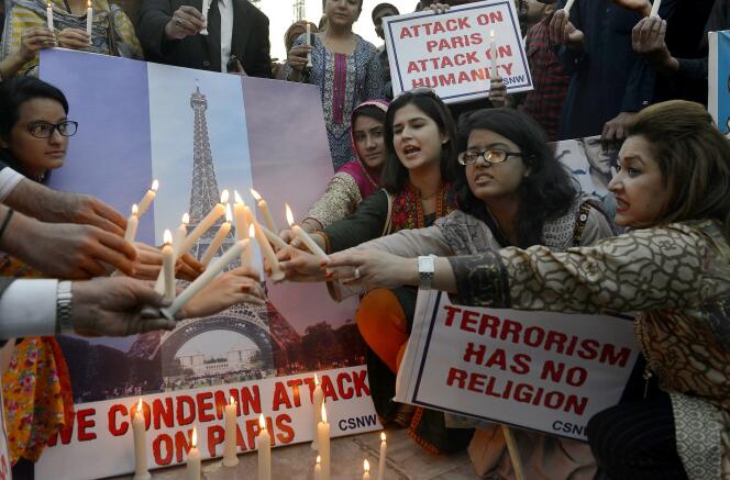 Des militants des droits de l'homme rendent hommage aux victimes des attentats de Paris, le 17 novembre à Lahore.