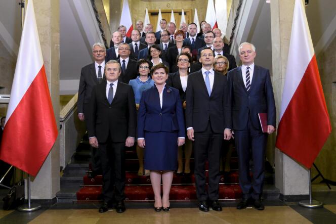 La première ministre polonaise Beata Szydlo pose aux côtés de son gouvernement le 16 novembre 2015.