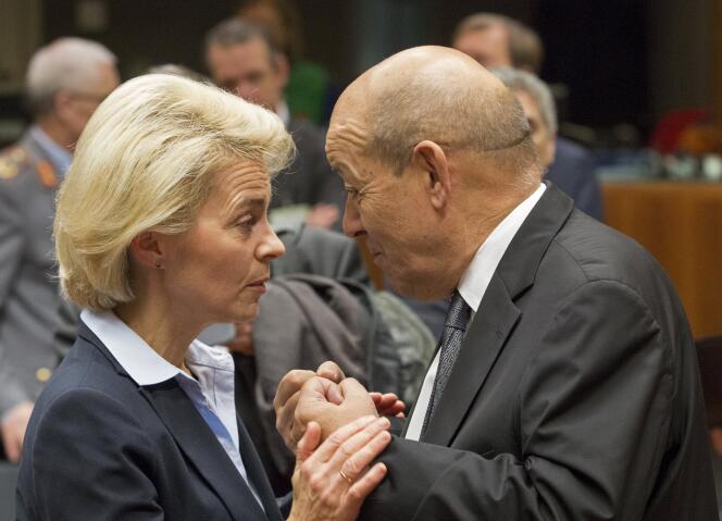 Ursula von der Leyen, la ministre de la défense de l’Allemagne, et Jean-Yves Le Drian, son homologue français, le 17 novembre à Bruxelles.