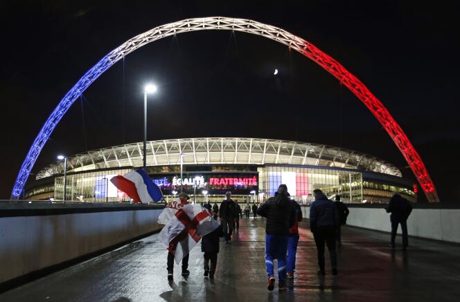 Devant le stade de Wembley avant le match amical Angleterre-France, le 17 novembre 2015.