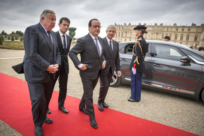 Le président de la République au Château de Versailles, lundi 16 novembre, pour parler devant le Parlement réuni en Congrès. Il est accueilli par Claude Bartolone, président de l'Assemblée nationale, Manuel Valls, premier ministre, et Gérard Larcher, président du Sénat.