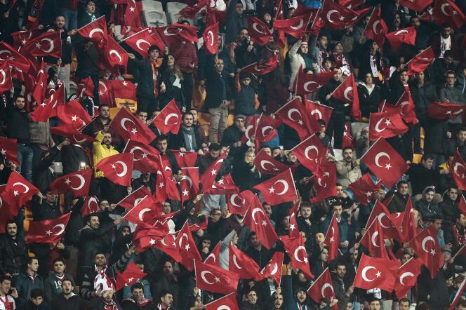 Des supporters turcs lors du match entre la Turquie et la Grèce.