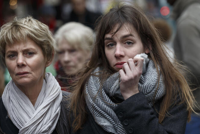 Une jeune femme en pleurs devant La Belle équipe, à Paris, le 17 novembre.