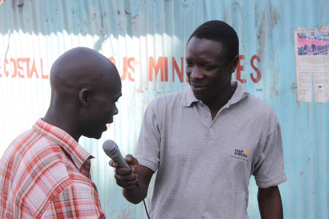 Joshua Ogure, à la recherche de témoignages dans les rue de Kibera, pour alimenter la chaîne en ligne Kibera News Network.