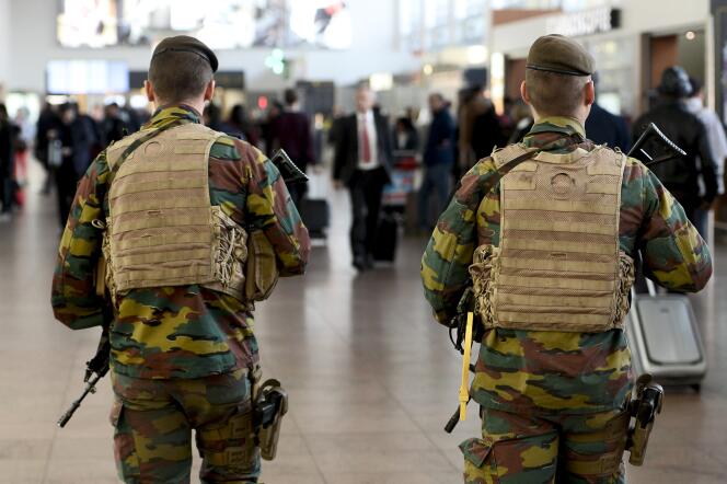 Les militaires belges patrouillent à l'aéroport de Bruxelles le 18 novembre 2015.