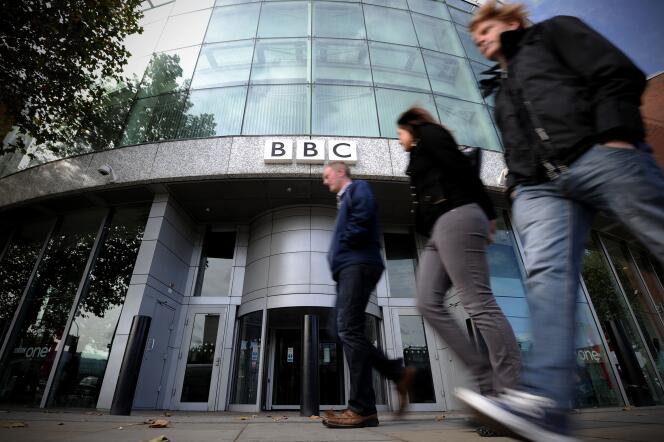 « La BBC fait tout ce qu’elle peut pour minimiser l’impact sur le public (…). Mais des coupes dans les budgets des programmes et des services sont inévitables », a déclaré Tony Hall, le directeur général du premier groupe audiovisuel public du monde