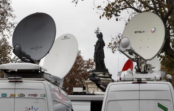 Des paraboles de transmission de camions de télévisions à Paris le 16 novembre 2015.