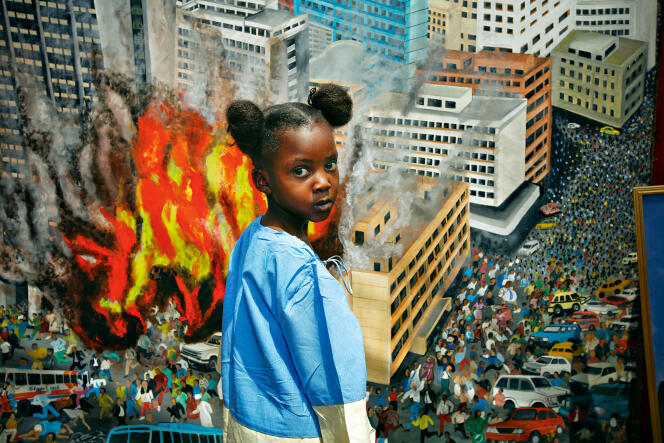 Dix ans après les faits, Rose Atu, 5 ans, pose devant un tableau représentant l'attentat contre l'ambassade américaine à Nairobi le 7 août 1998.