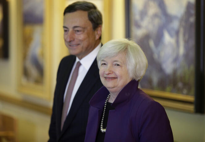 «  Les banques centrales ont essayé, depuis la crise, de ramener le taux d’intérêt monétaire vers le ­niveau très bas du taux d’intérêt naturel, proche de zéro, voire en dessous. Mais cela n’a pas suffi à écarter le risque de déflation et à faire repartir l’investissement ». (Photo : La présidente de la Réserve fédérale américaine (Fed) et le président de la Banque centrale européenne (BCE) Mario Draghi, à Jackson (Wyoming), en août 2014).
