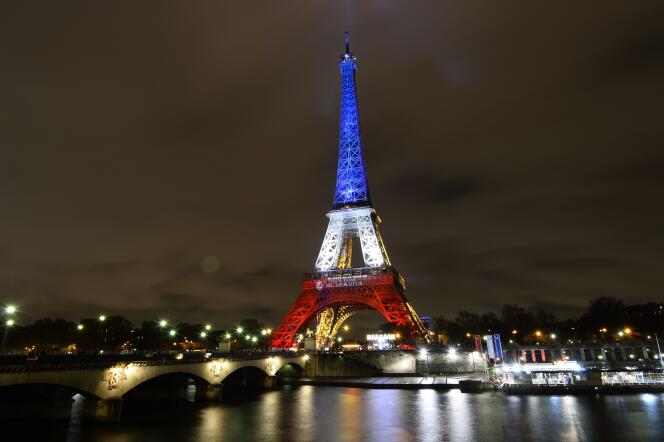 La tour Eiffel aux couleurs du drapeau français le 17 novembre 2015 à Paris.