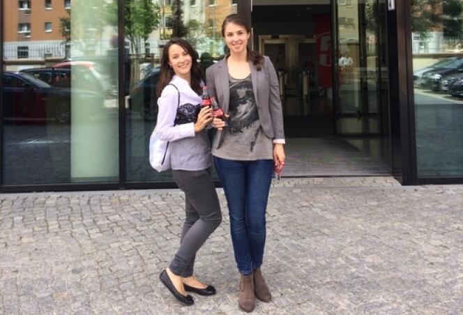 Tanja Niemczyk et Laura Kühn sont les deux stagiaires qui se sont succédé au sein des locaux de Coca-Cola à Berlin, à la suite de la campagne Blind Applying 2013-2014.