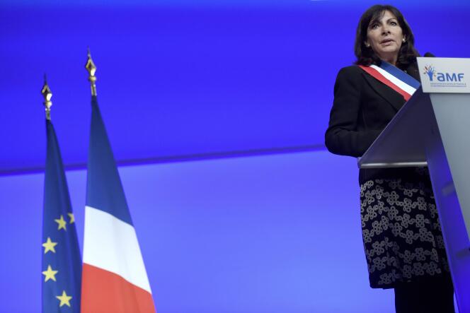 Anne Hidalgo devant le congrès des maires de France, en 2015, à Paris.
