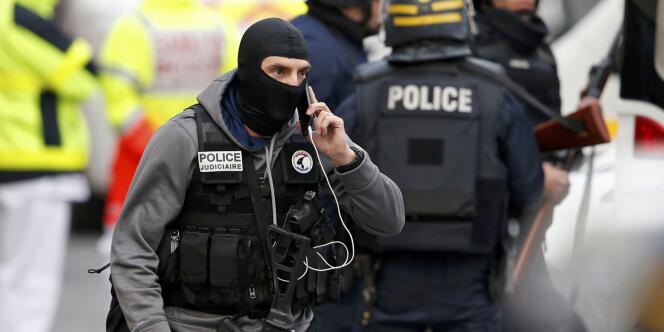 Un membre de la police judiciaire lors du raid de Saint-Denis, le 18 novembre.
