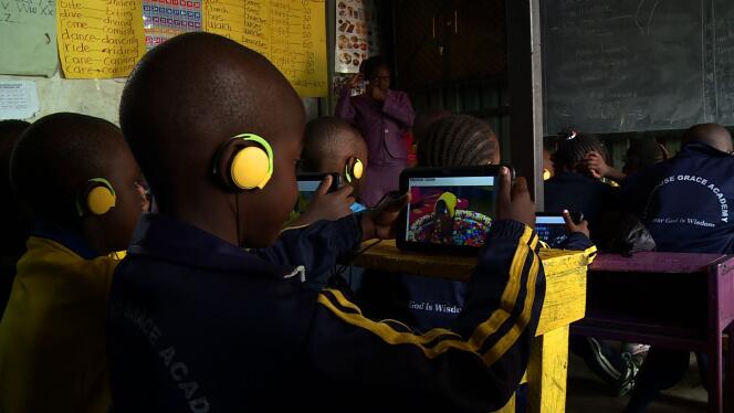 Dans cette école de Nairobi, les cours de conjugaison, de maths ou encore les dictées se font désormais grâce à cette tablette numérique.