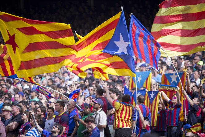 Les supporteurs du Barca, ici en avril 2015, déploient régulièrement les  « esteladas », le drapeau indépendantiste catalan.