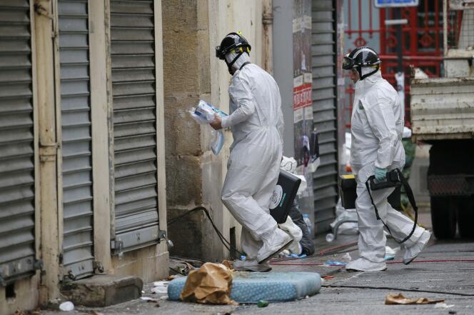 La police scientifique travaille sur la scène de l'assaut donné par le RAID contre l'appartement de Saint-Denis où se trouvait Abdelhamid Abaaoud.