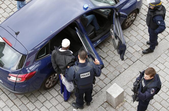Arrestation d’un homme à Saint-Denis (Seine-Saint-Denis), mercredi 18 novembre.