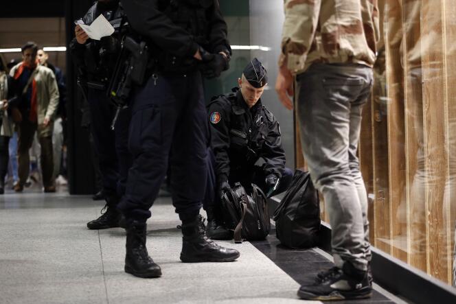 Des gendarmes fouillent un sac, dans une station de métro à Paris, le 19 novembre.