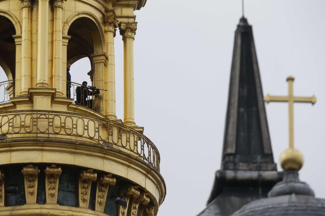 Des forces de sécurité déployées dans le dôme des Invalides à Paris le 27 novembre lors de l'hommage de la nation aux victimes des attentats de Paris et Saint-Denis.