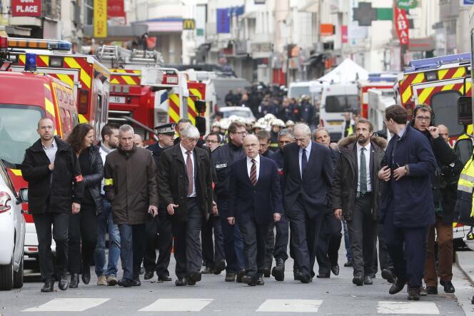 Le ministre de l’intérieur, Bernard Cazeneuve, arrive à Saint-Denis, sur les lieux où a été donné l’assaut policier, mercredi 18 novembre.