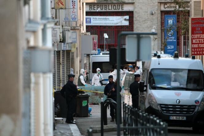Des CRS sécurisent la zone où travaillent les membres de la police scientifique, le 18 novembre à Saint-Denis.