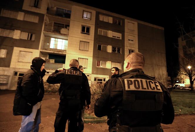 Des policiers patrouillent dans le quartier des Champs-Plaisants à Sens, où un couvre-feu a été instauré depuis le vendredi 20 novembre au soir.