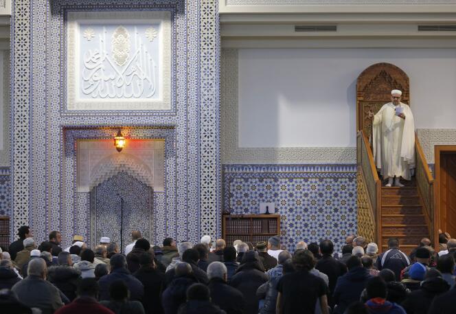 Prière à la grande mosquée de Strasbourg, le 20 novembre 2015.
