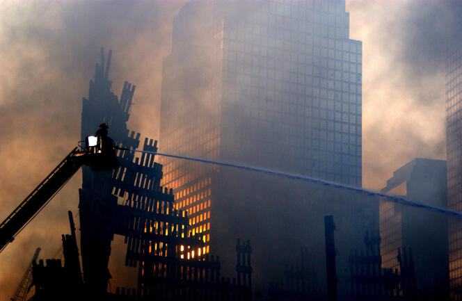 Pour Michael Walzer, les interviews des Parisiens dans la rue lui rappellent ce que les Américains vécurent le 11 septembre 2001 (Photo: Des pompiers continuent à lutter contre le feu sur les décombres des tours jumelles, à New York, le 19 septembre 2001).