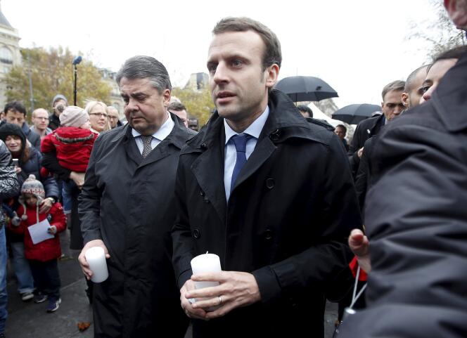 Le ministre de l'économie Emmanuel Macron et son homologue allemand Sigmar Gabriel placent une bougie place de la République en hommage aux victimes des attentats du 13 novembre.