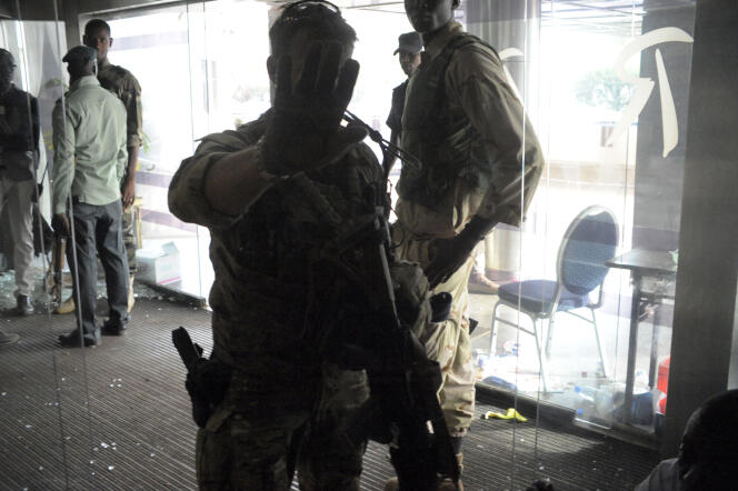 Des militaires des forces spéciales dans l'hôtel Radison de Bamako au Mali lors de l'attaque terroriste du 20 novembre 2015.
