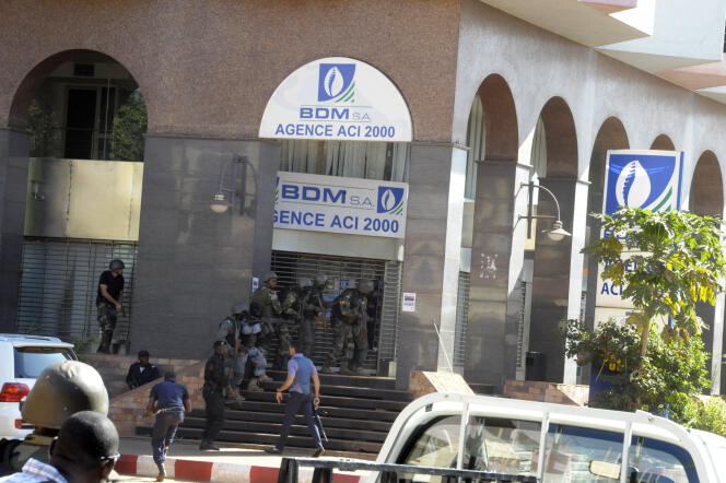 Forces spéciales de sécurité du Mali en faction autour de l’hôtel Radisson, vendredi 20 novembre.