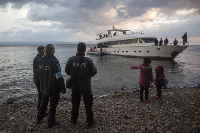 Des membres de l'agence Frontex devant un bateau de migrants à Lesbos, en Grèce. Le pays a fait appel au dispositif d'action rapide de l'Union européenne pour faire face au flux de migrants qui arrivent dans le pays.