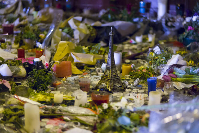 Hommage a Paris, une semaine après les attentats terroristes du 13 novembre 2015.