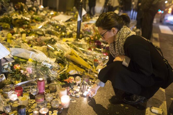 Hommage a Paris, une semaine apres les attentats terroristes, devant le restaurant le Carillon et le Petit Cambodge.