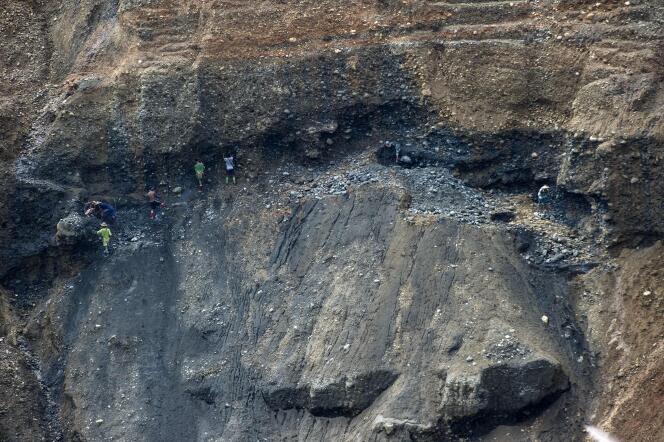 Des mineurs birmans cherchant des pierres de jade près de la frontière chinoise, en octobre dernier.