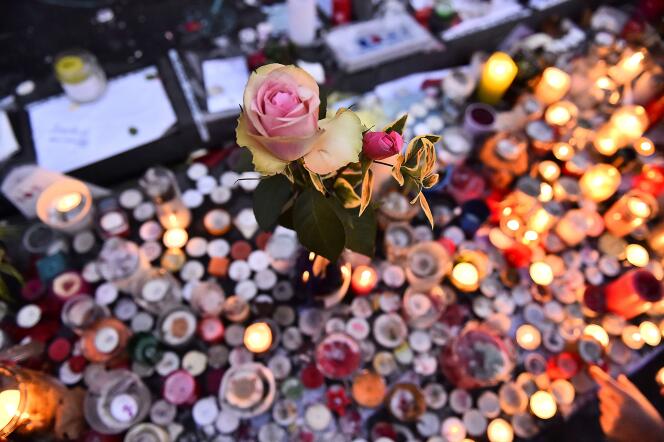 Fleurs et bougies en hommage aux victimes des attentats du 13 novembre, sur la place de la République, à Paris.