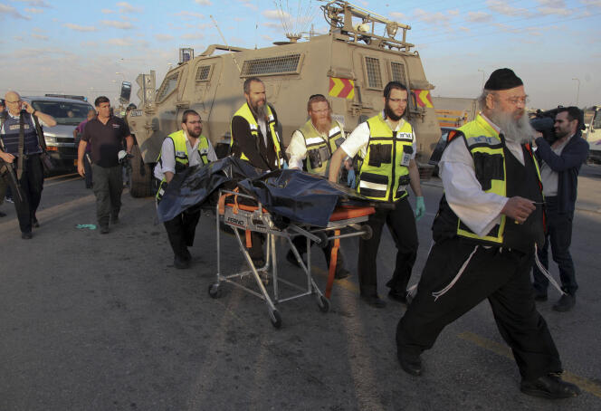 Le corps d'un Palestinien est évacué après qu'il a poignardé une jeune Israélienne près d'une colonie de Cisjordanie, le 22 novembre 2015.